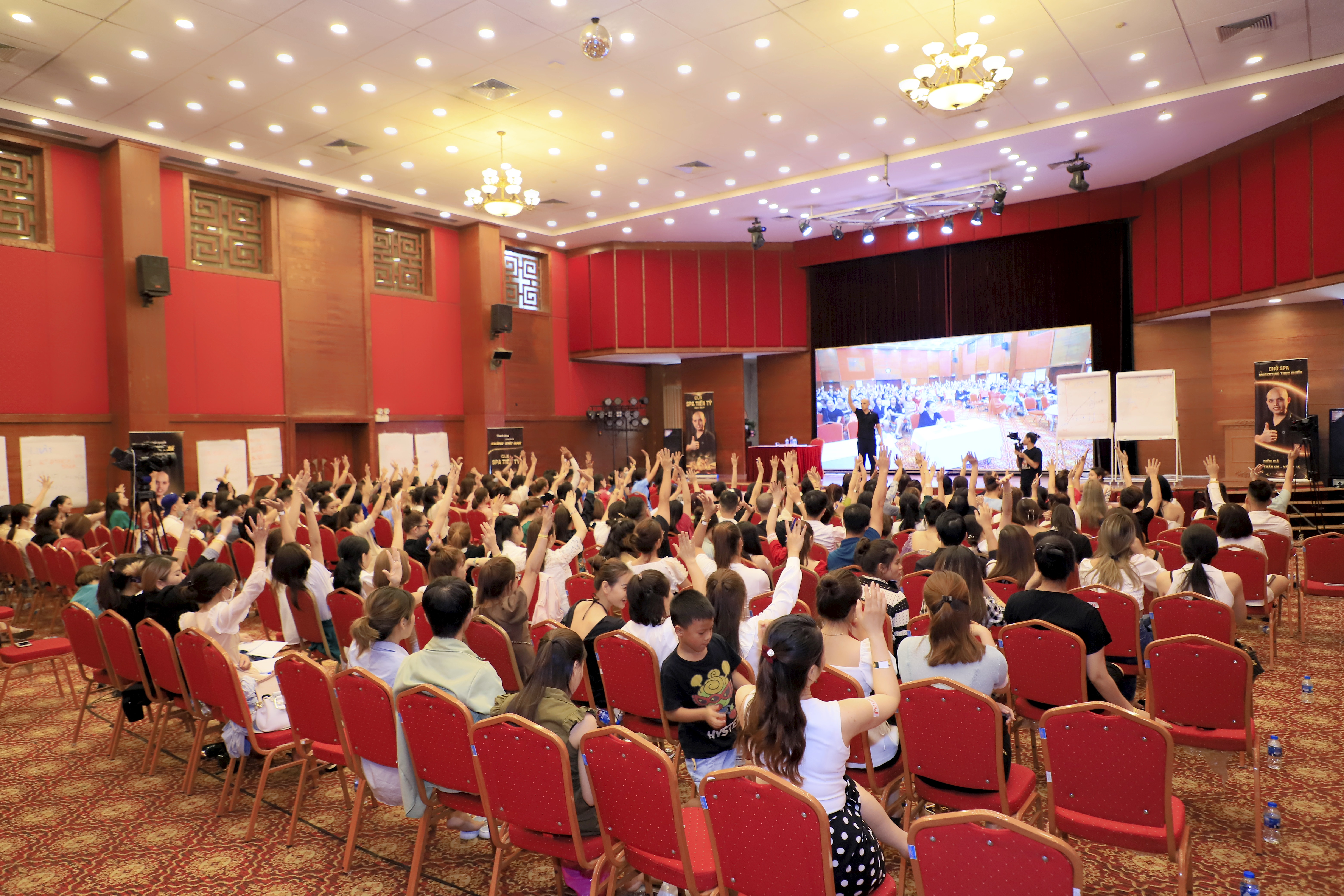 Trần Hạ đang giảng dạy học viên