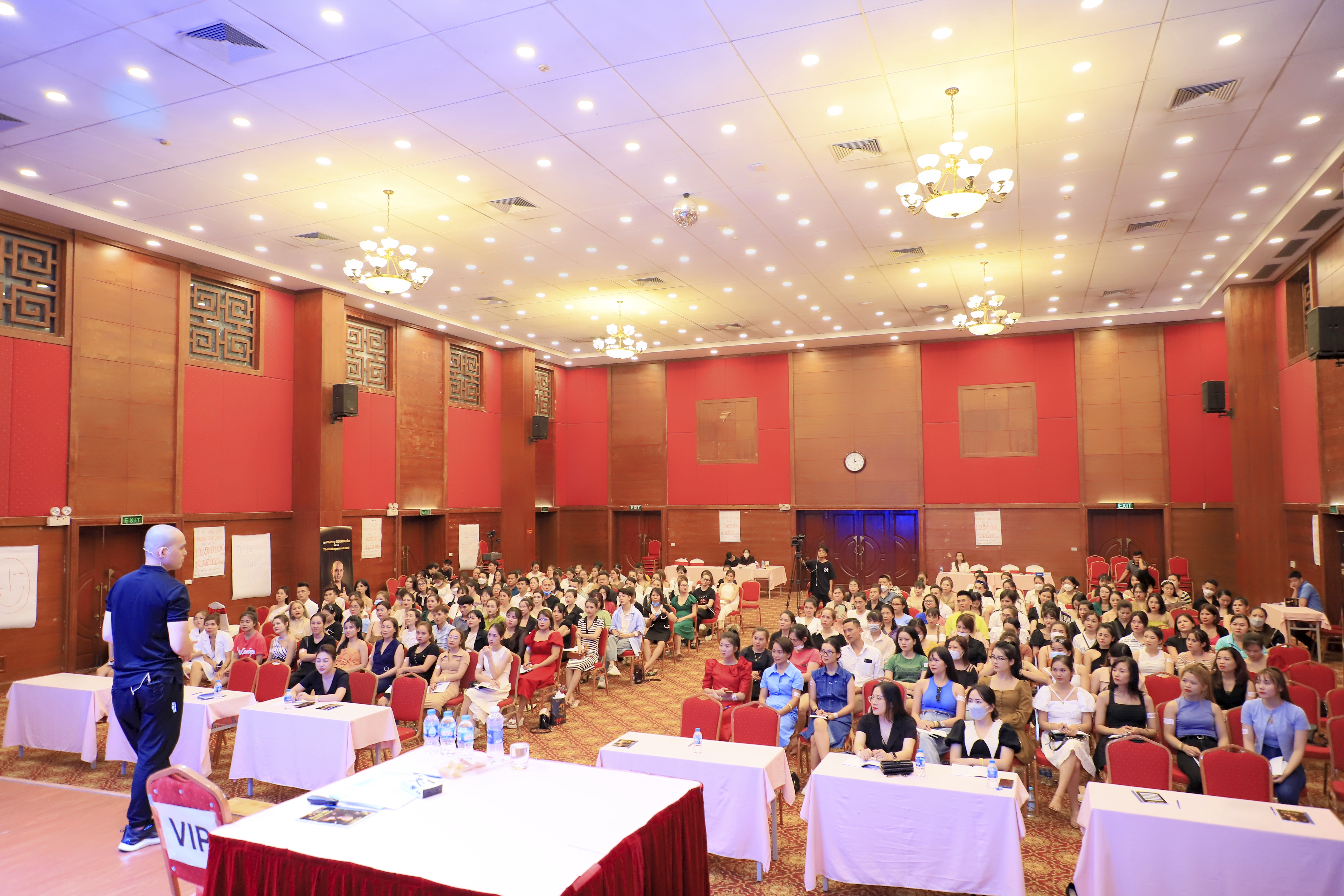 Học viên chụp ảnh kỷ niệm